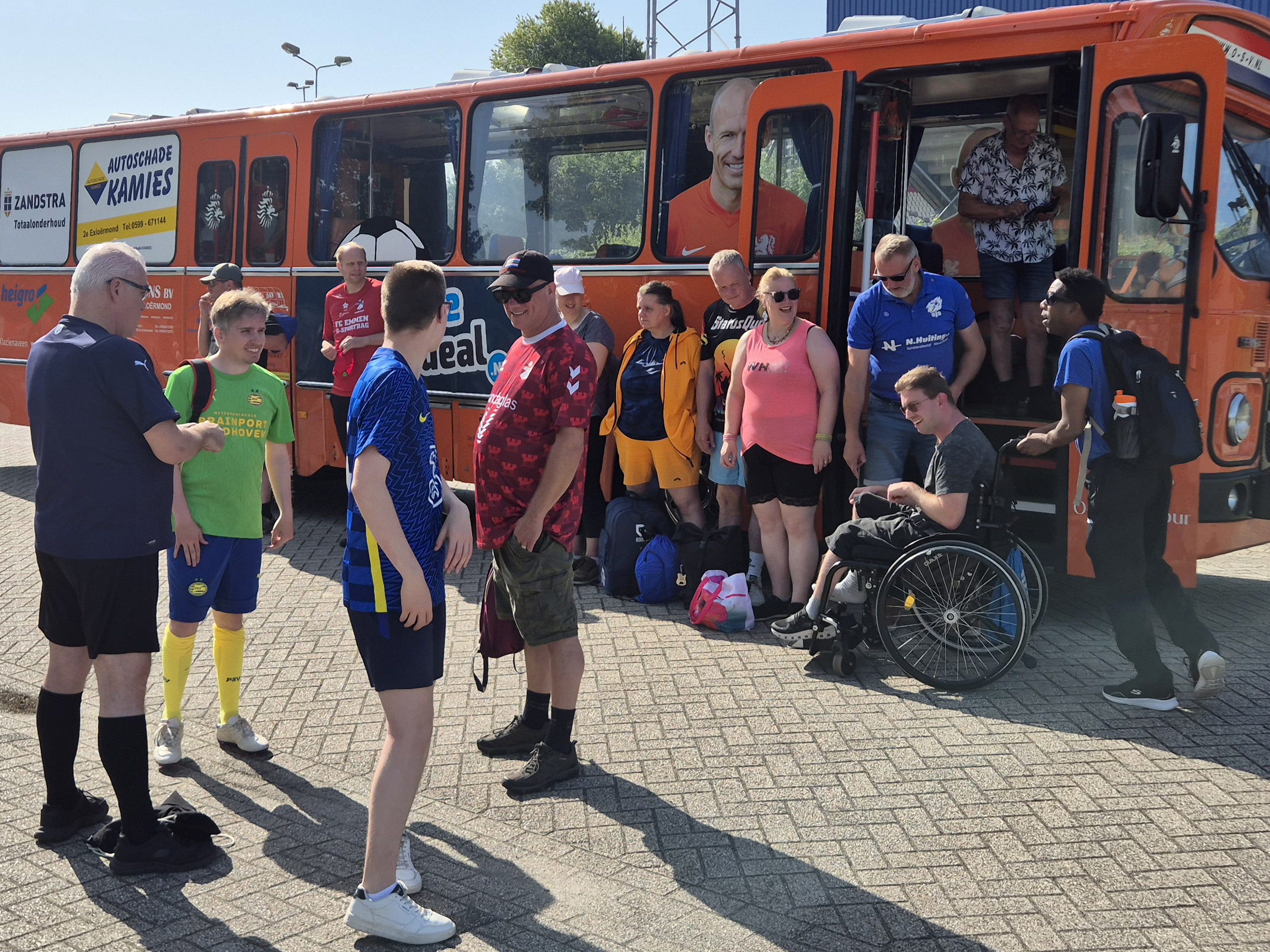 SJS G-voetballers naar sportdag FC Emmen in de Oranjebus