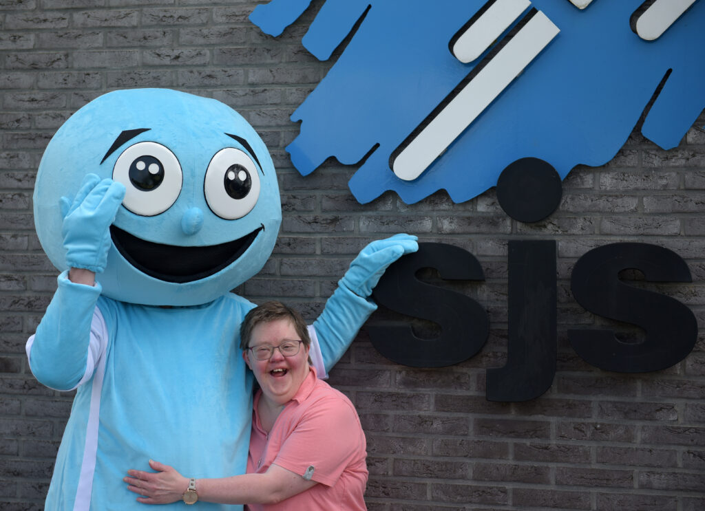 Freddie, de mascotte van de Freddie Pranger Memorial, bij vv SJS.