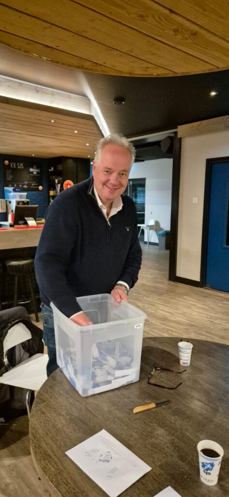 Peter Drenth, voormalig voorzitter vv SJS en lid van de SJS Adviesraad, verricht de verloting van de loten Freddie Pranger Memorial 2025