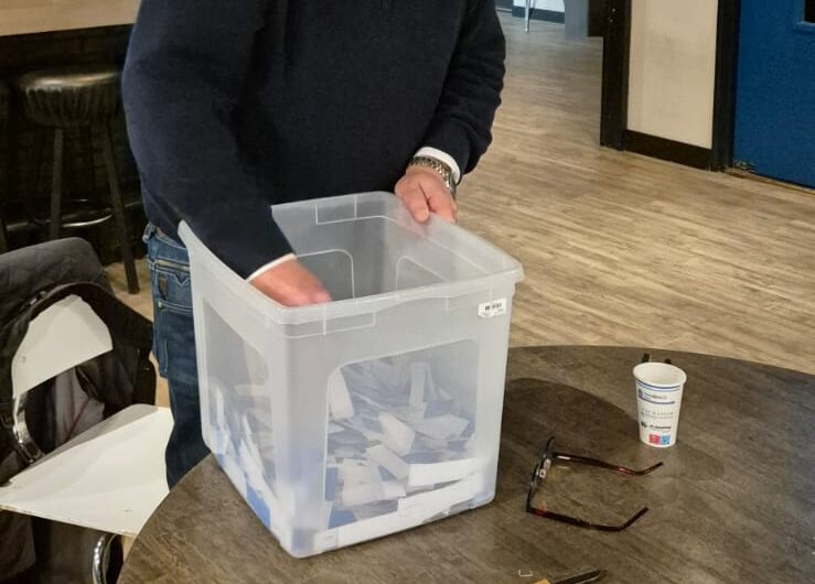 Peter Drenth, voormalig voorzitter vv SJS en lid van de SJS Adviesraad, verricht de verloting van de loten Freddie Pranger Memorial 2025